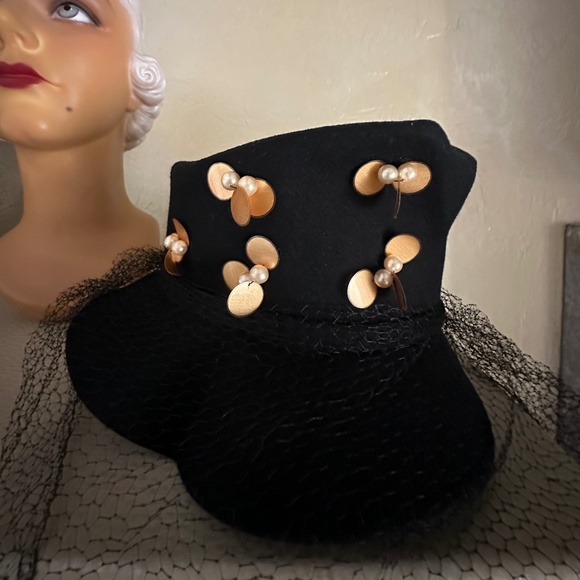 SOPHISTICATED 1930s\' BLACK FELT HAT WITH TALL CROWN, GOLD DISKS, PEARLS & VEIL main image 8